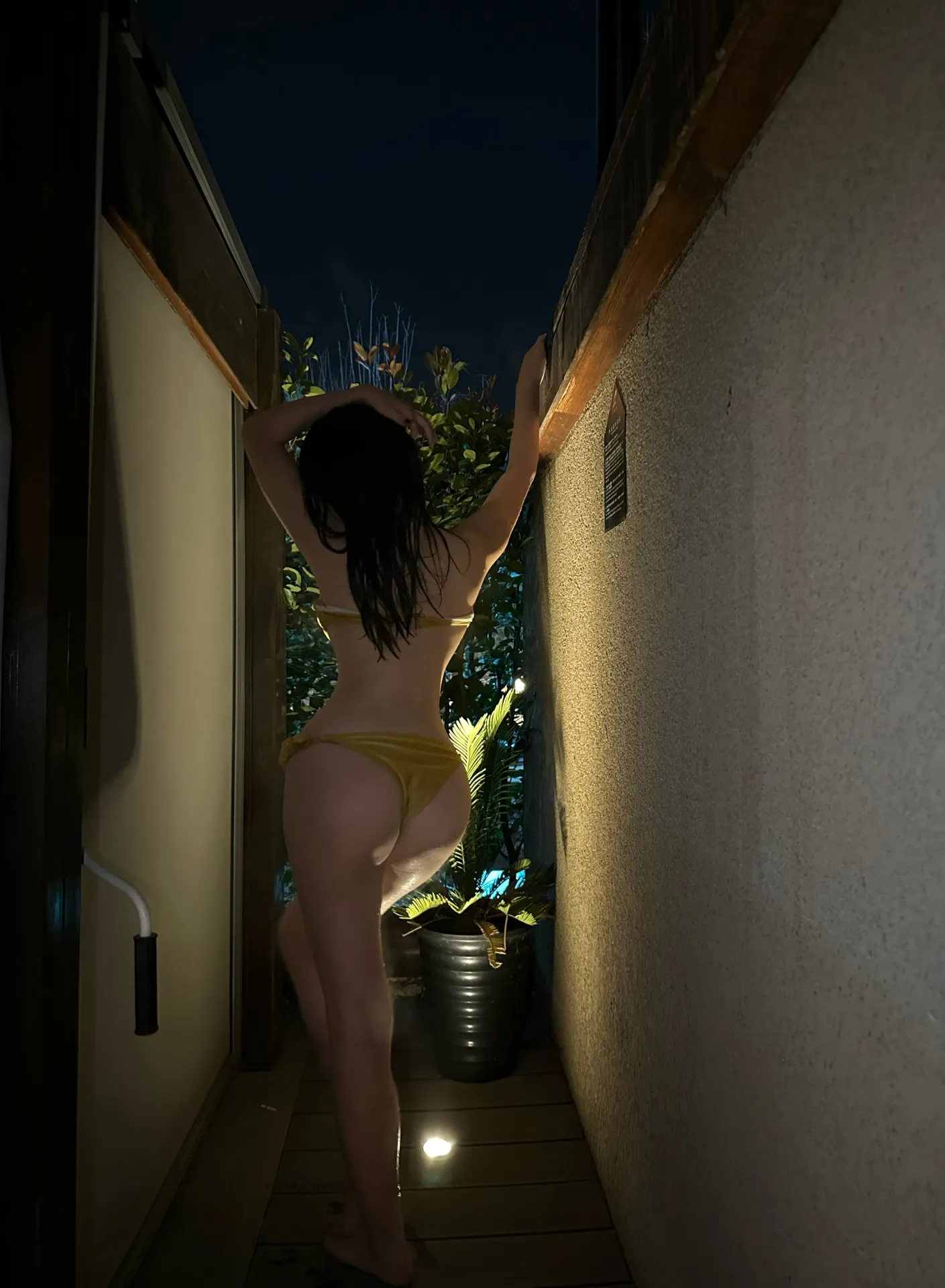 奶宝妹纸 – 深夜游泳池【24P】